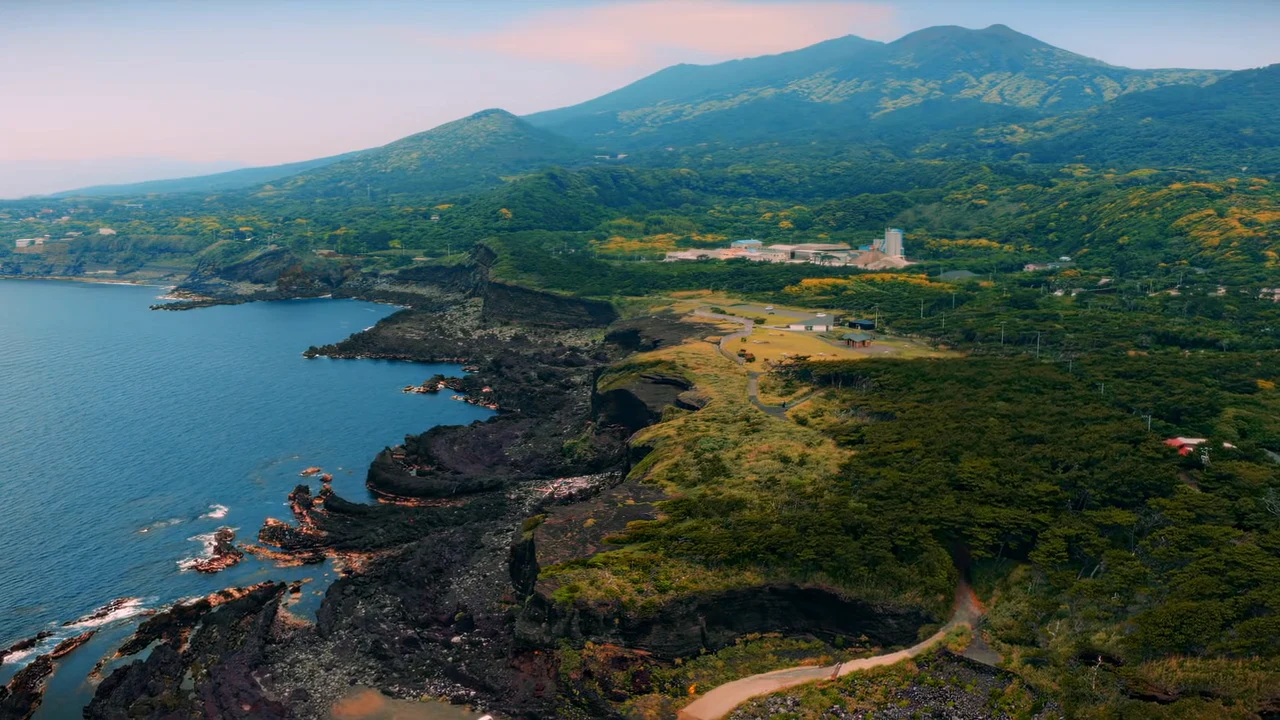 伊豆大島の海岸線と山の空撮